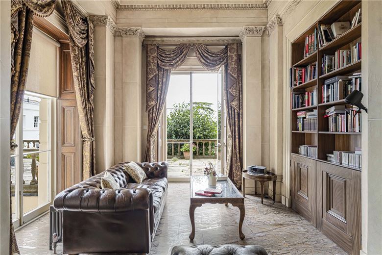 3 bedroom flat, Burton Park, Duncton GU28 - Available