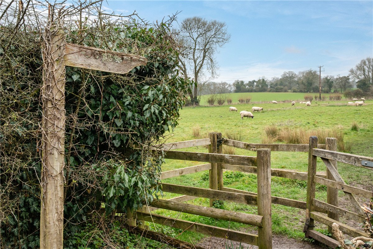 3 bedroom house, Gladstone Terrace, Sugar Lane SP11 - Available