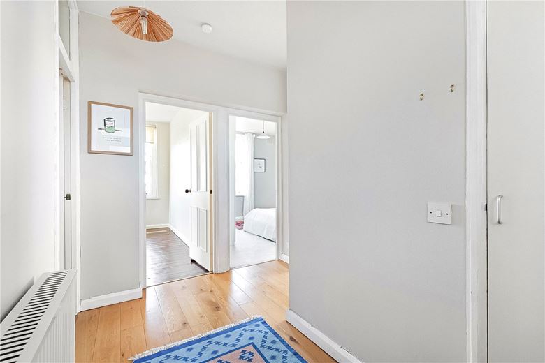 1 bedroom flat, Vicarage Crescent, London SW11 - Available