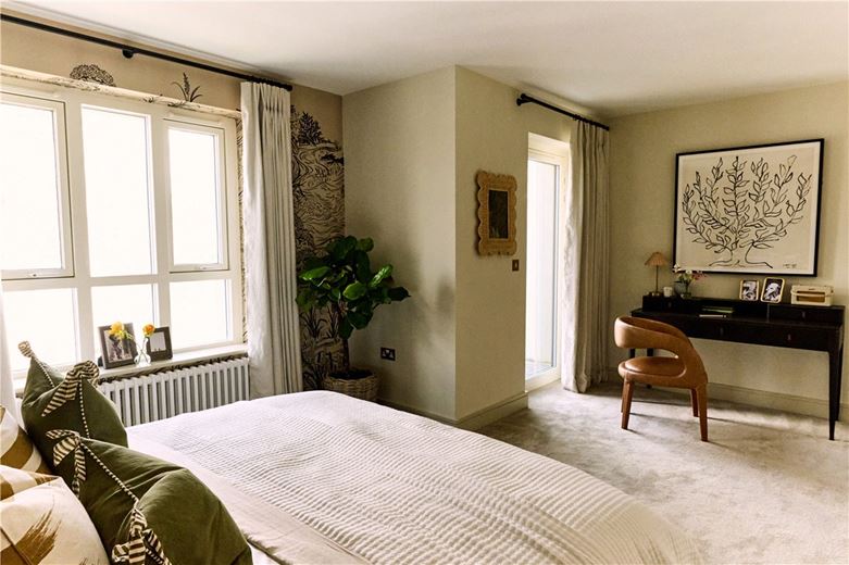 4 bedroom house, London Square Wandsworth Common, Springfield Drive SW17 - Available