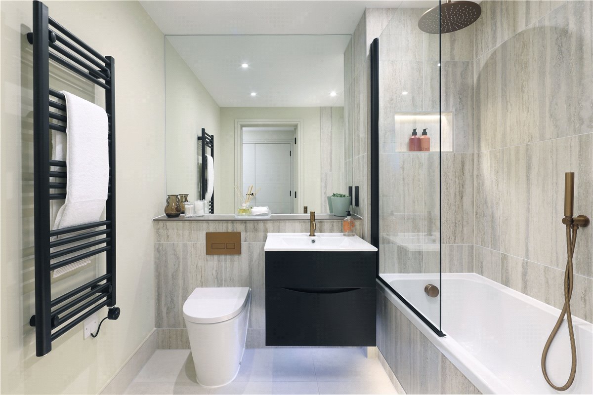 3 bedroom flat, London Square Wandsworth Common, Springfield Drive SW17 - Available