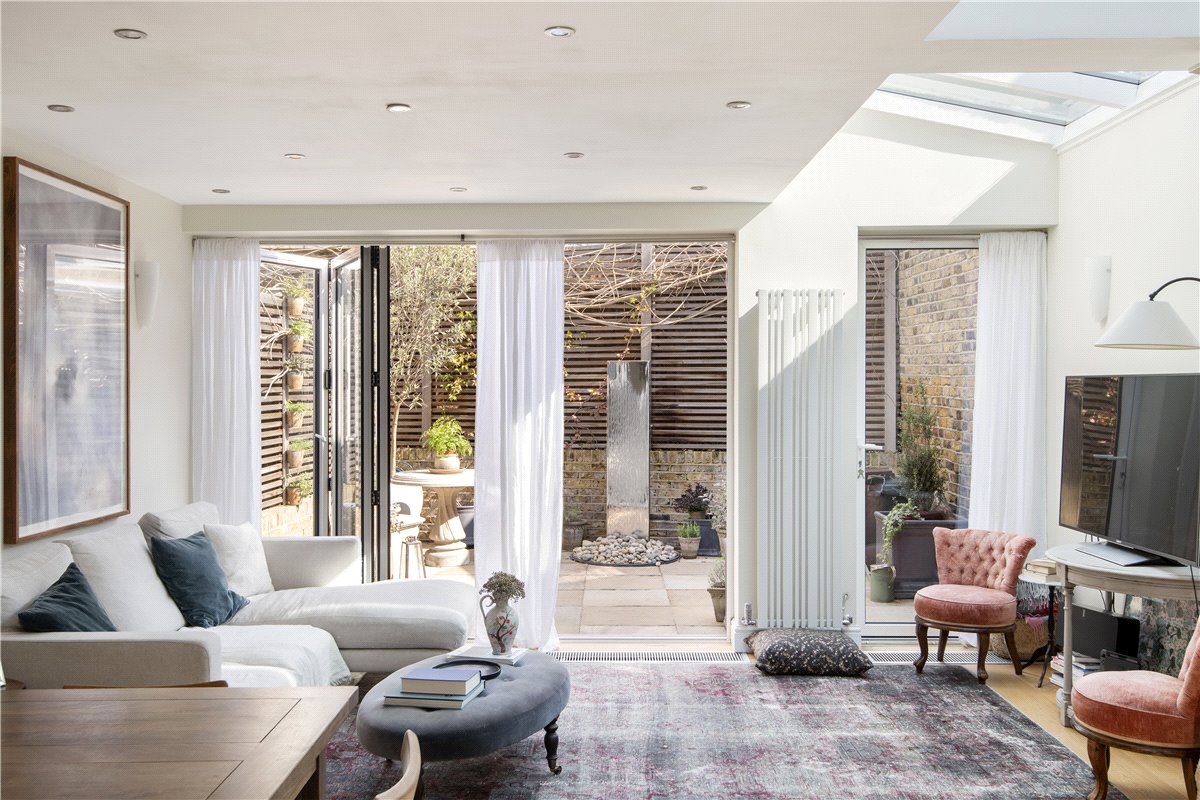 2 bedroom flat, Between The Commons, London SW11 - Available