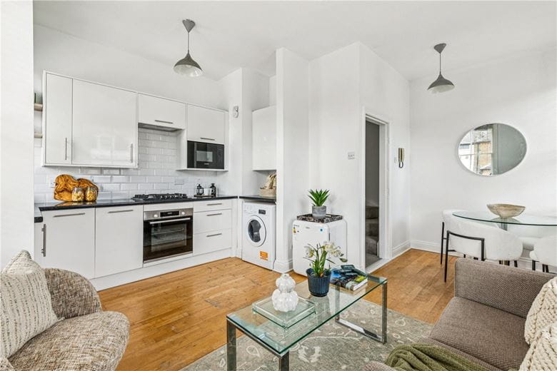 2 bedroom flat, Nottingham Road, Bellevue Village SW17 - Available