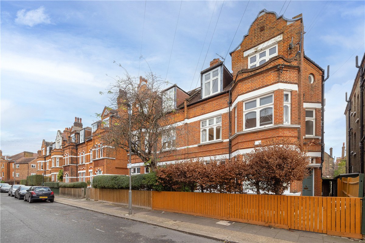 2 bedroom flat, Wexford Road, Balham SW12 - Available