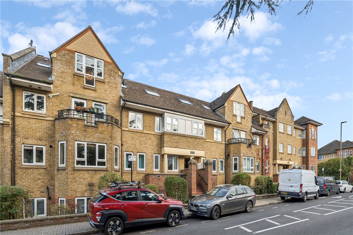 2 bedroom flat, Roma Court, St. James's Drive SW12 - Available
