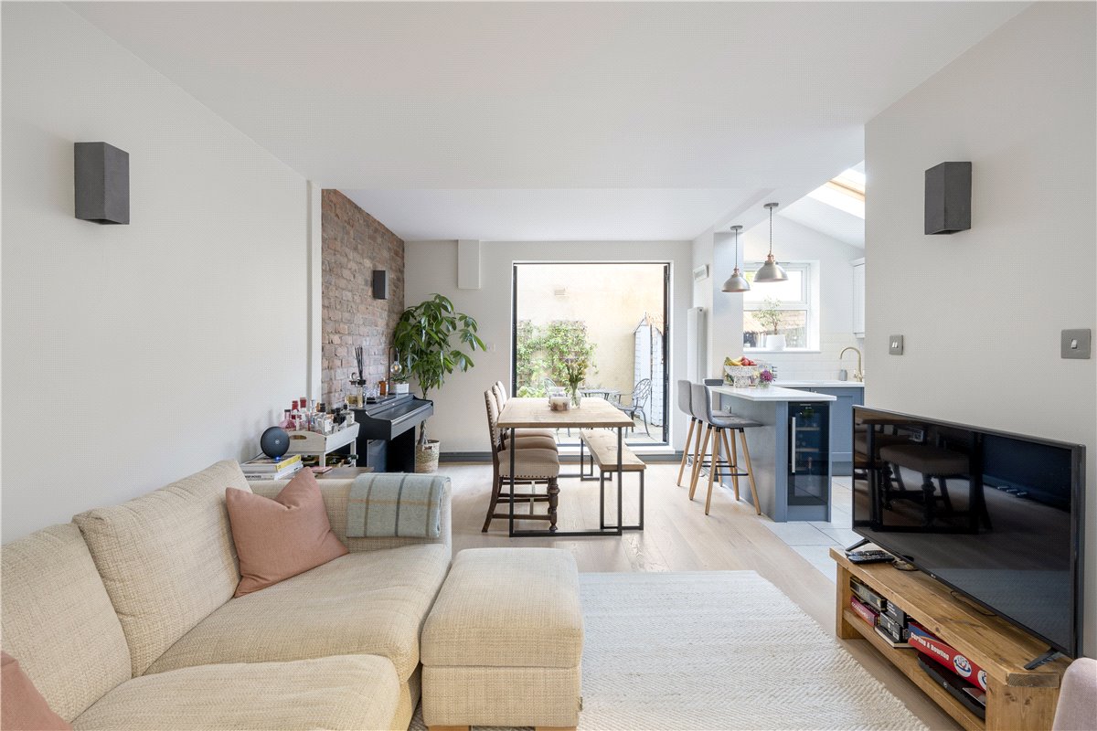 2 bedroom flat, Foxmore Street, London SW11 - Sold