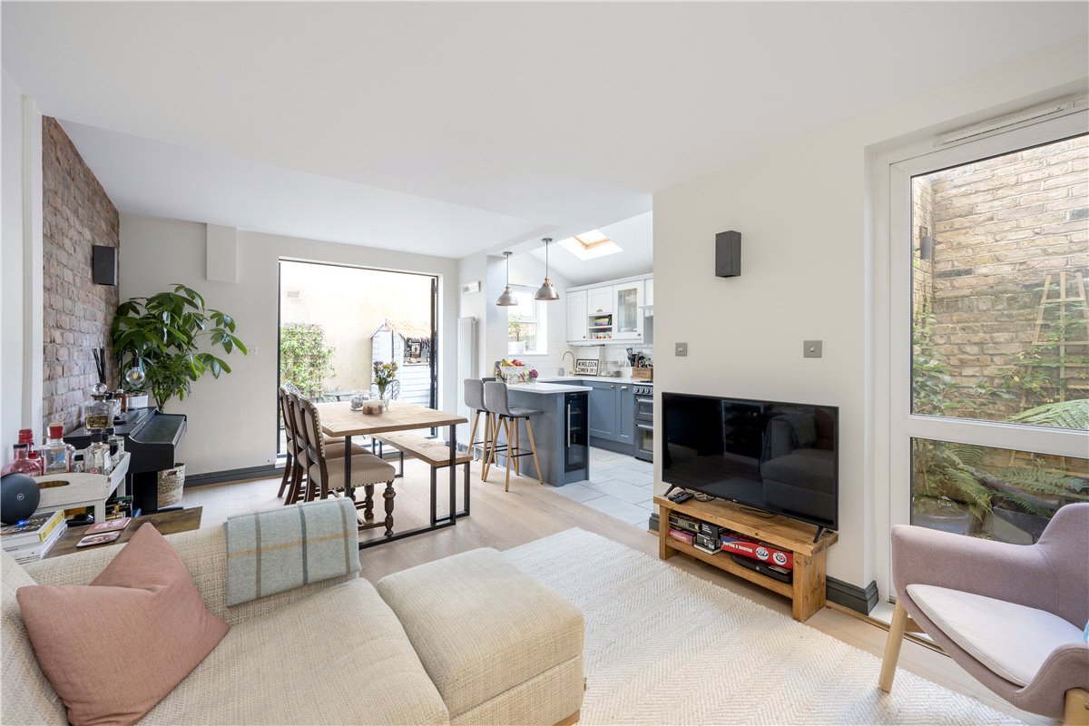 2 bedroom flat, Foxmore Street, London SW11 - Sold
