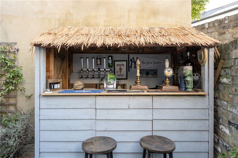 2 bedroom flat, Foxmore Street, London SW11 - Sold