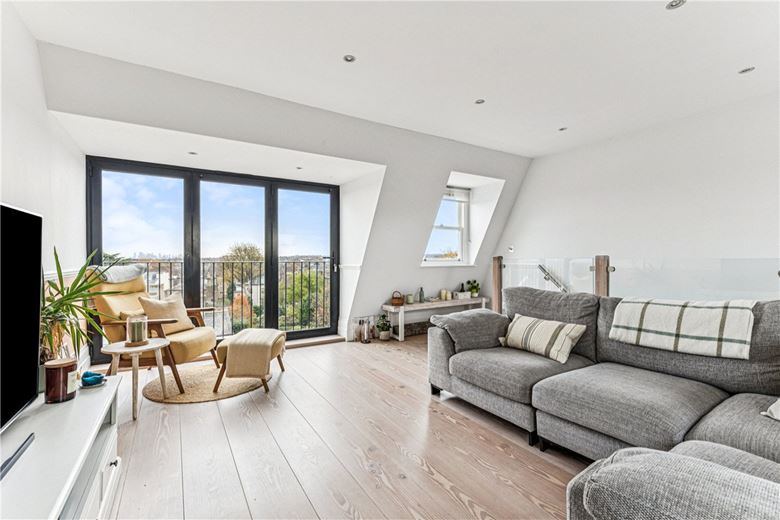 2 bedroom flat, Trinity Road, London SW17 - Available