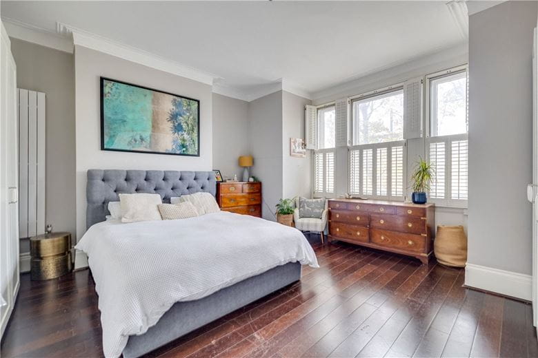 2 bedroom flat, North Side  Wandsworth Common, London SW18 - Available