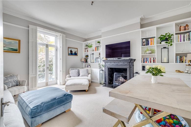 2 bedroom flat, North Side  Wandsworth Common, London SW18 - Available