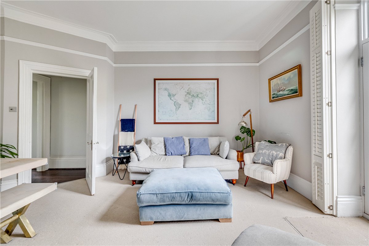 2 bedroom flat, North Side  Wandsworth Common, London SW18 - Sold STC