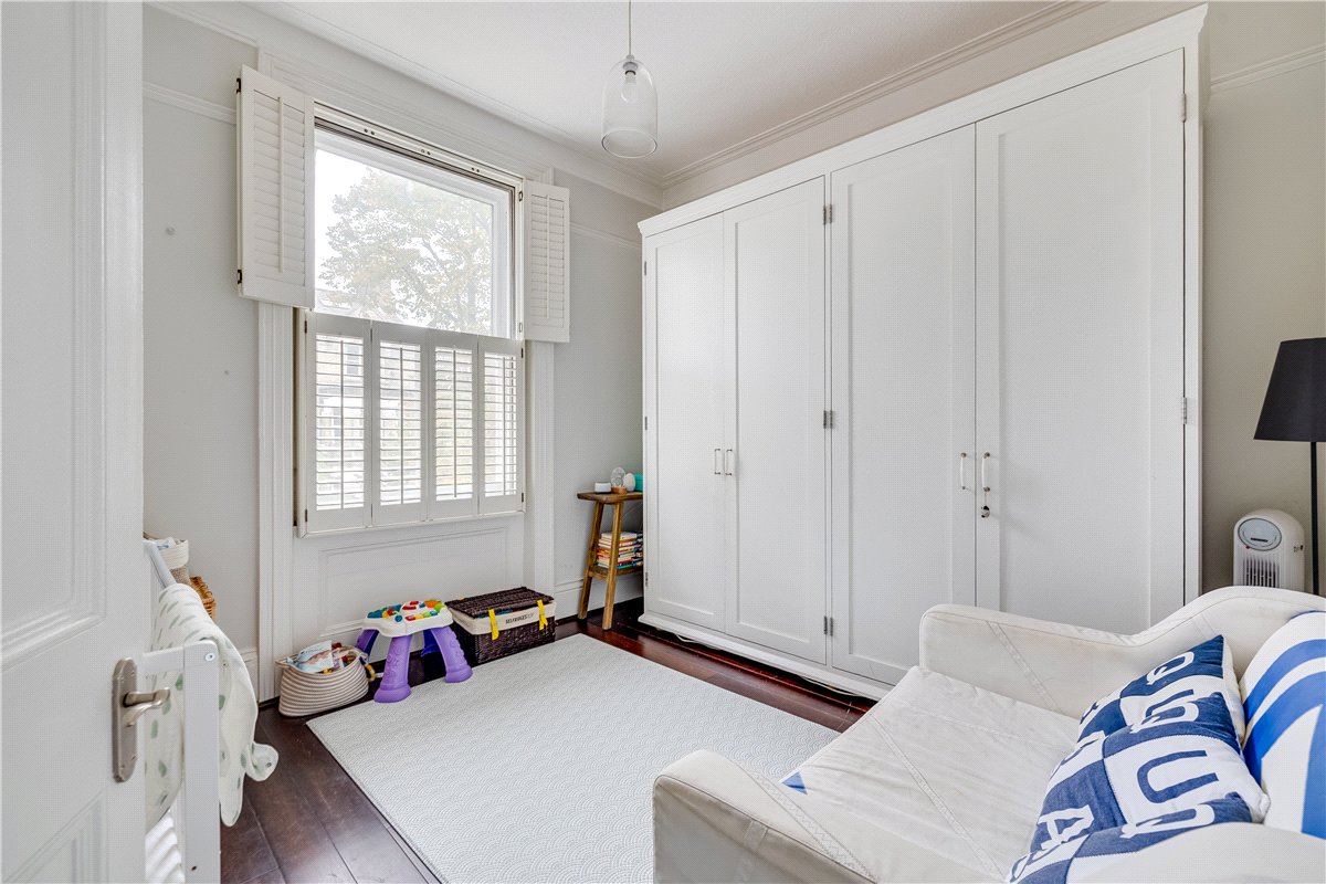 2 bedroom flat, North Side  Wandsworth Common, London SW18 - Sold STC