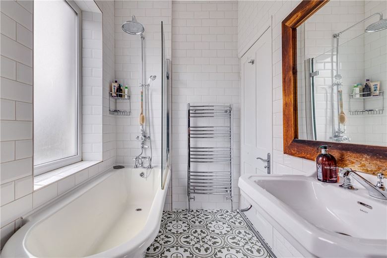 2 bedroom flat, North Side  Wandsworth Common, London SW18 - Sold STC