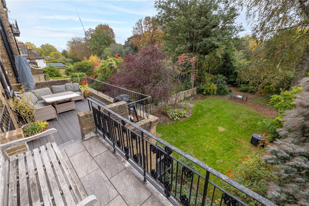 2 bedroom flat, North Side  Wandsworth Common, London SW18 - Sold STC