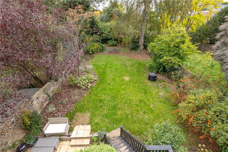 2 bedroom flat, North Side  Wandsworth Common, London SW18 - Sold STC