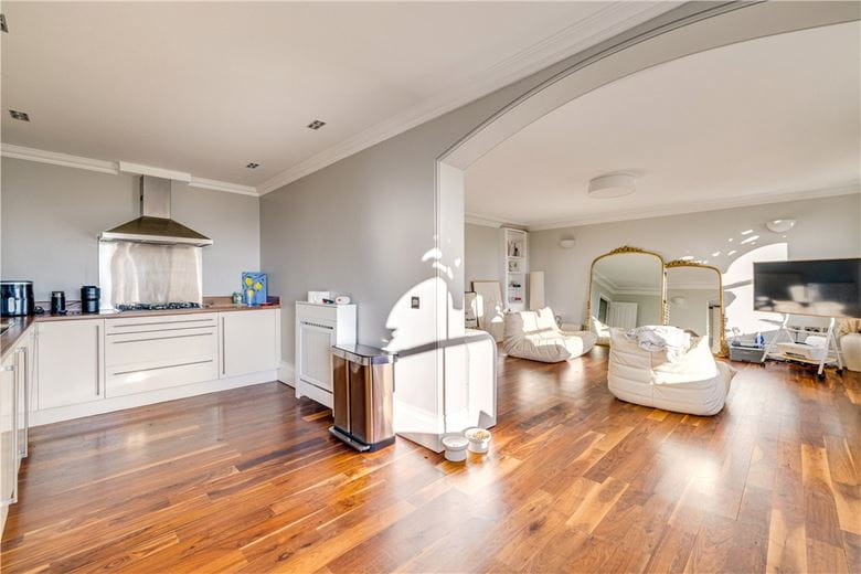 2 bedroom flat, Clapham Common North Side, London SW4 - Available