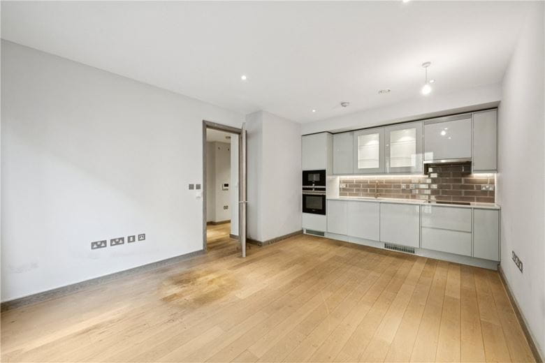  bedroom flat, Chivers Passage, London SW18 - Available