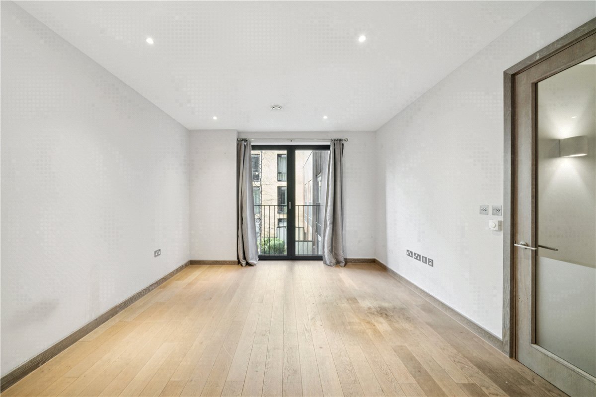  bedroom flat, Chivers Passage, London SW18 - Available
