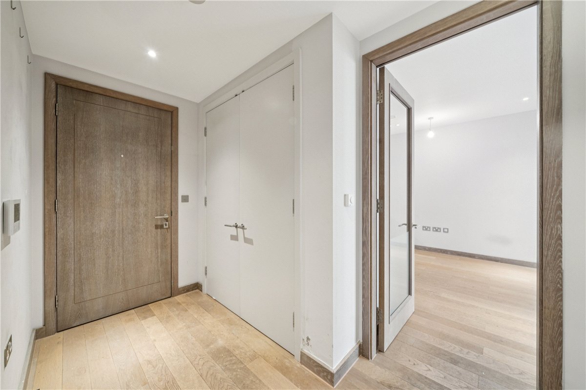  bedroom flat, Chivers Passage, London SW18 - Available