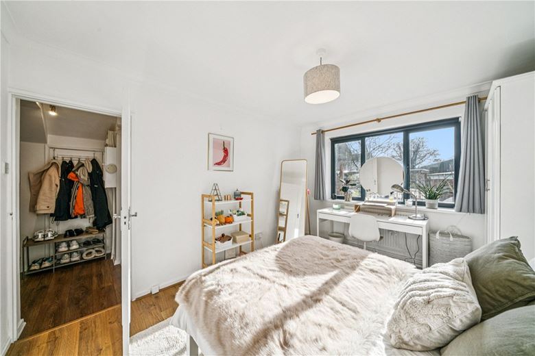 2 bedroom flat, Mayford Close, London SW12 - Available