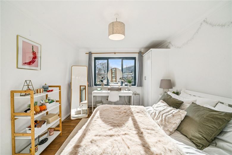 2 bedroom flat, Mayford Close, London SW12 - Available