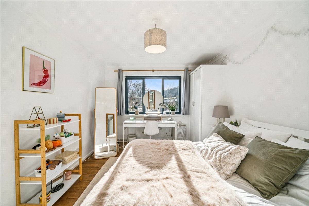 2 bedroom flat, Mayford Close, London SW12 - Available