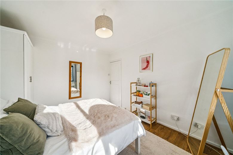 2 bedroom flat, Mayford Close, London SW12 - Available