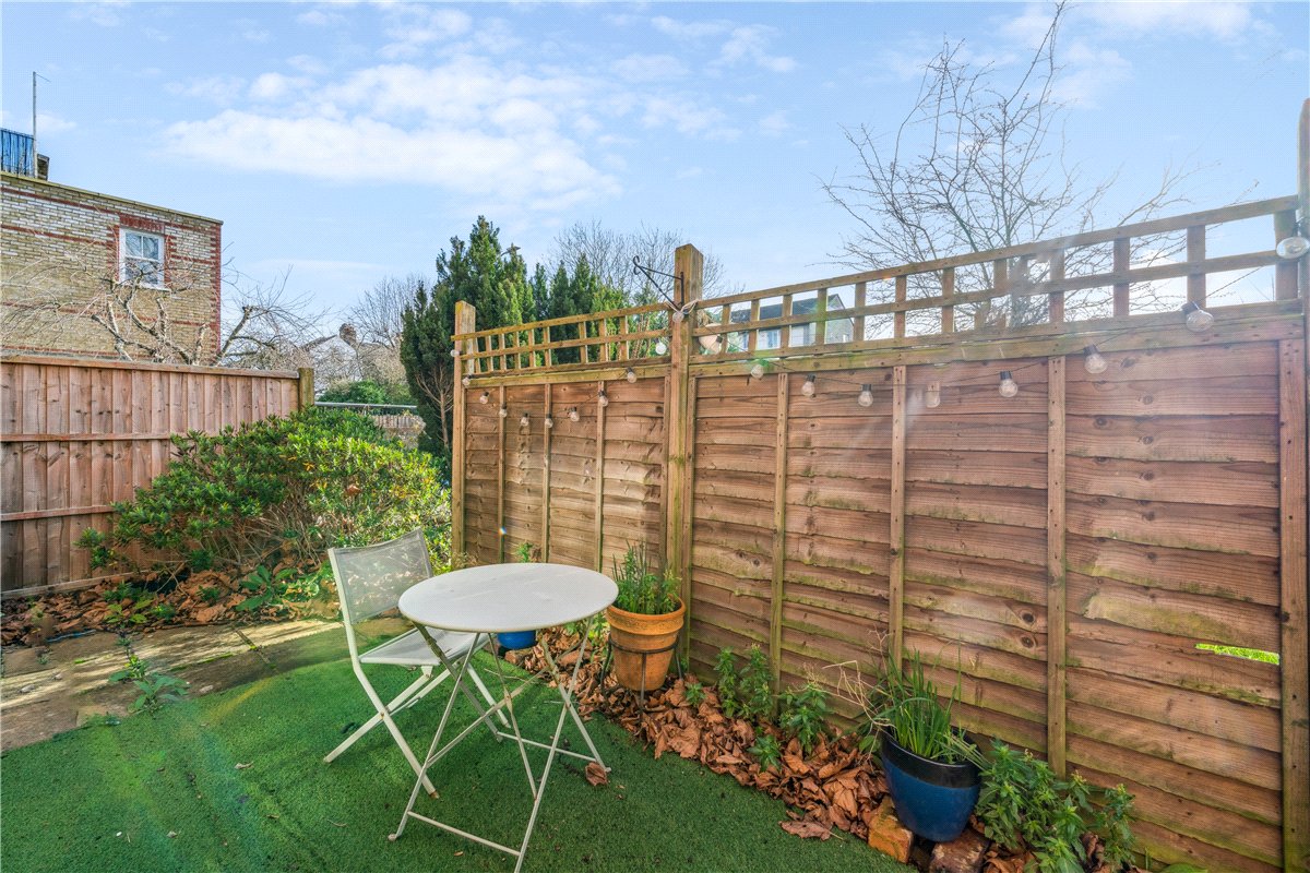 2 bedroom flat, Mayford Close, London SW12 - Available