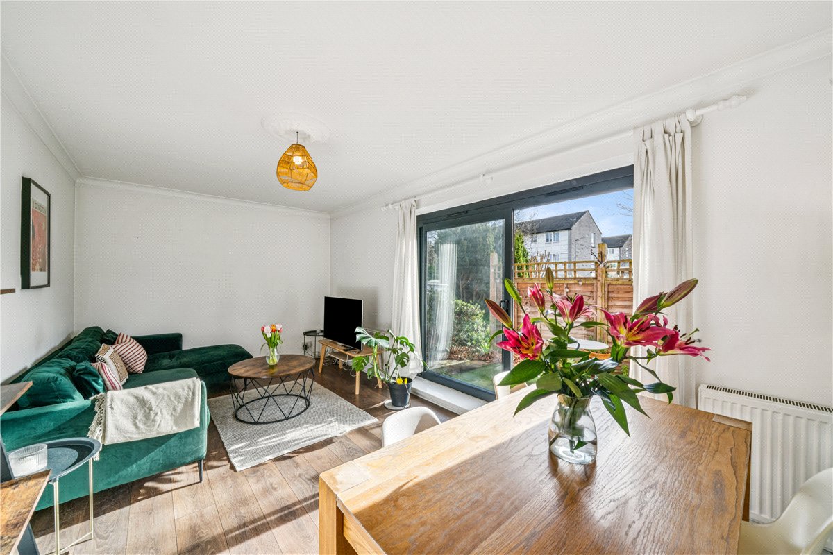 2 bedroom flat, Mayford Close, London SW12 - Available
