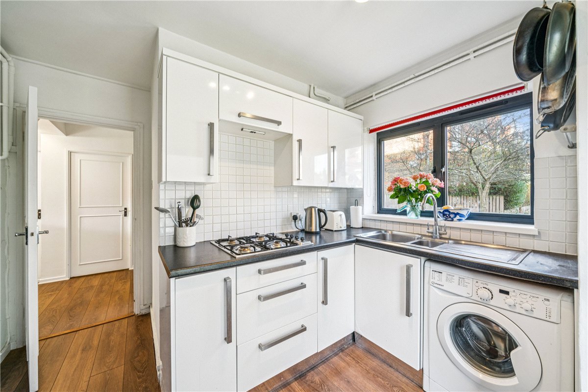 2 bedroom flat, Mayford Close, London SW12 - Available