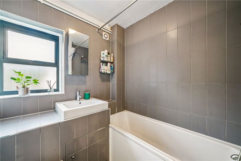 2 bedroom flat, Mayford Close, London SW12 - Available