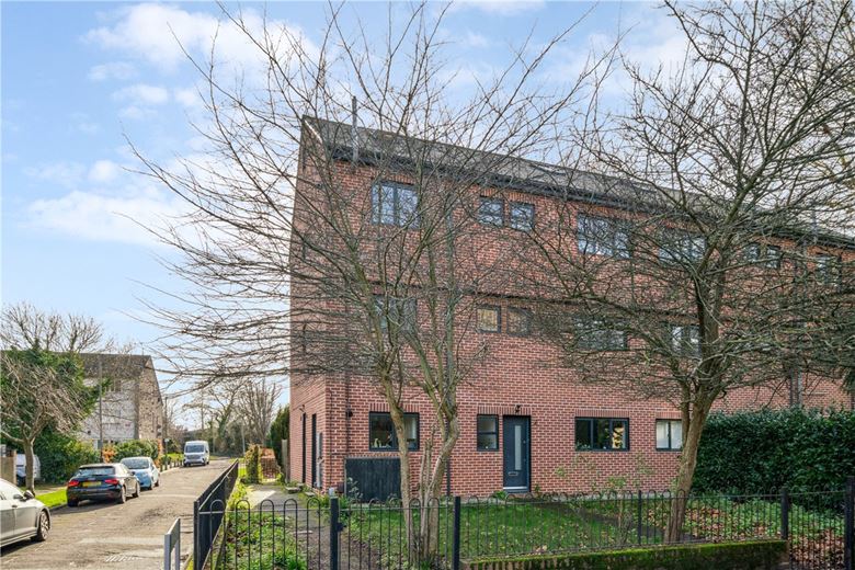 2 bedroom flat, Mayford Close, London SW12 - Available