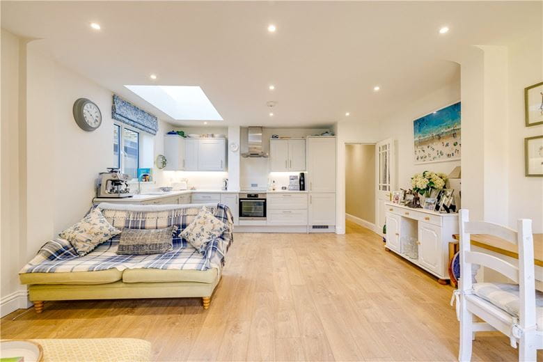2 bedroom flat, Birdhurst Road, London SW18 - Available