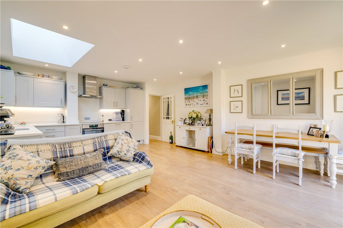 2 bedroom flat, Birdhurst Road, London SW18 - Available