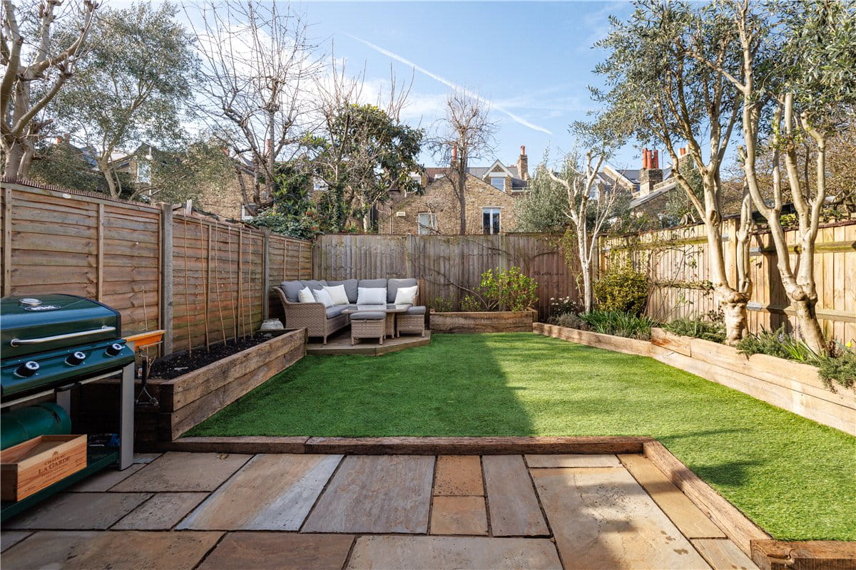 2 bedroom flat, Birdhurst Road, London SW18 - Available