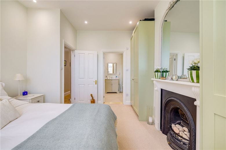 2 bedroom flat, Birdhurst Road, London SW18 - Available