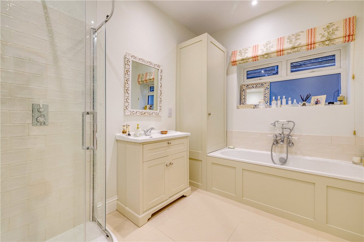 2 bedroom flat, Birdhurst Road, London SW18 - Available