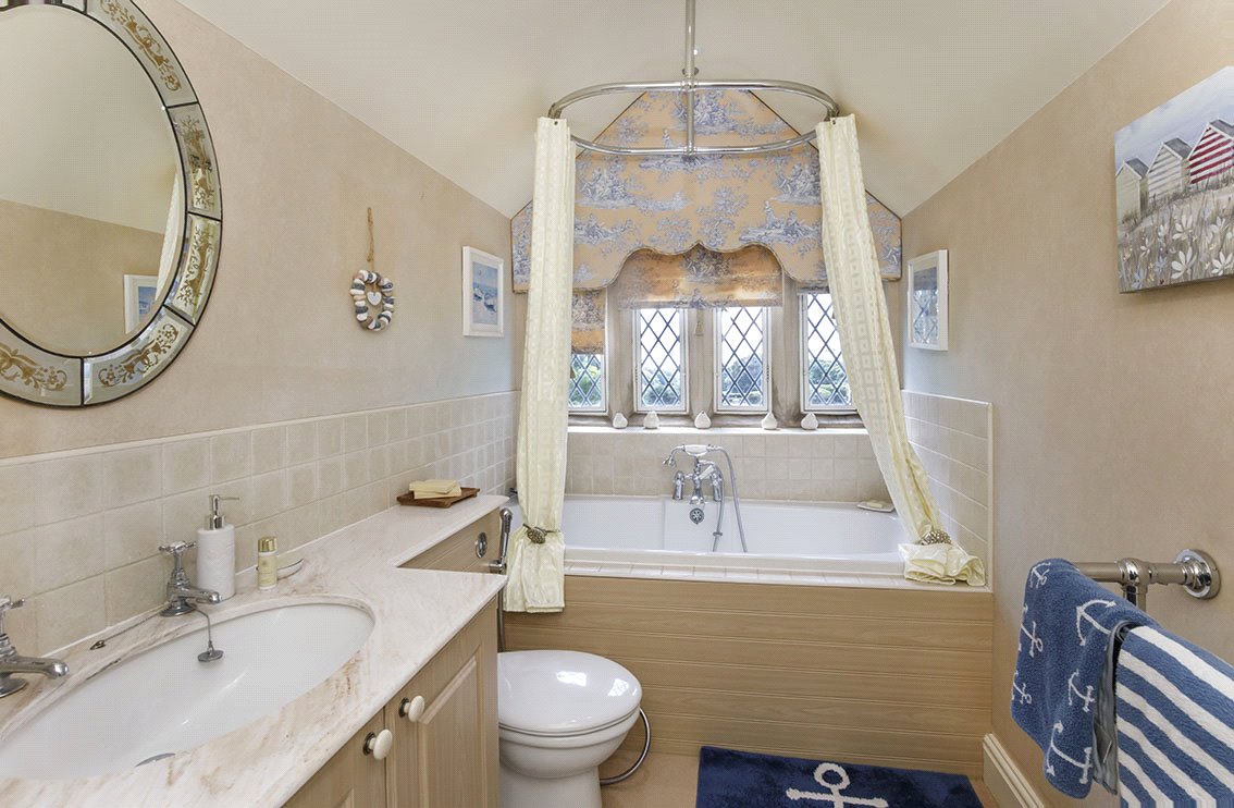 6 bedroom house, Royds Hall, Royds Hall Lane BD12 - Available