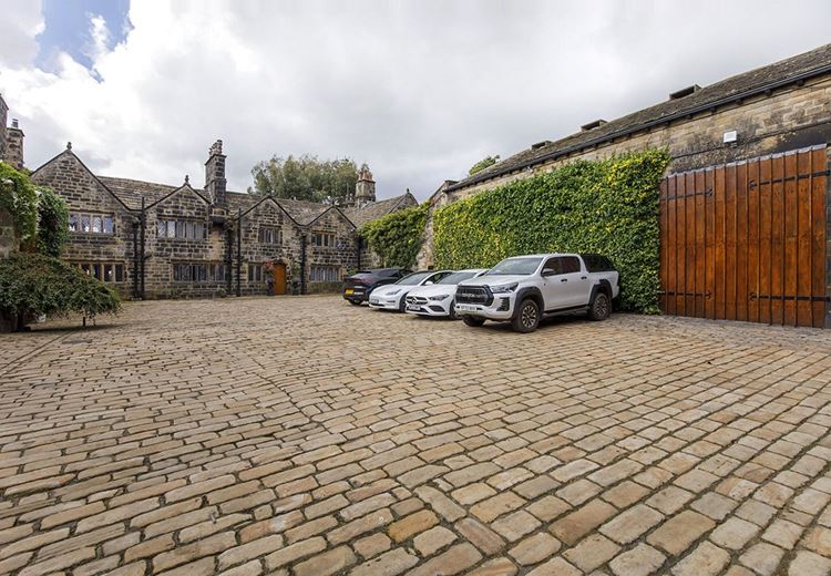 6 bedroom house, Royds Hall, Royds Hall Lane BD12 - Available