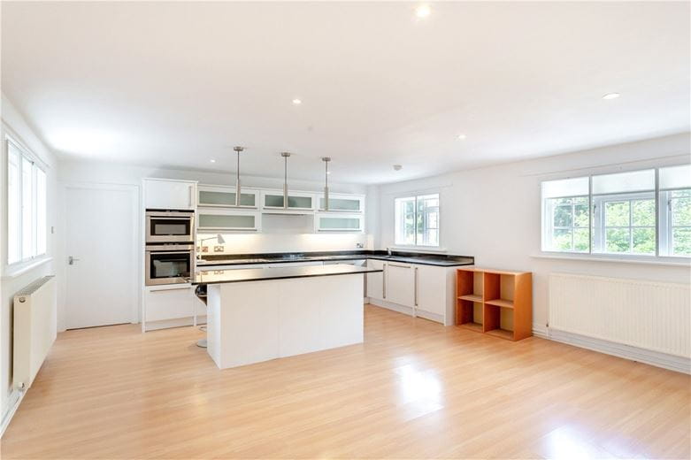 2 bedroom flat, Wentworth Court, Beech Grove HG2 - Available