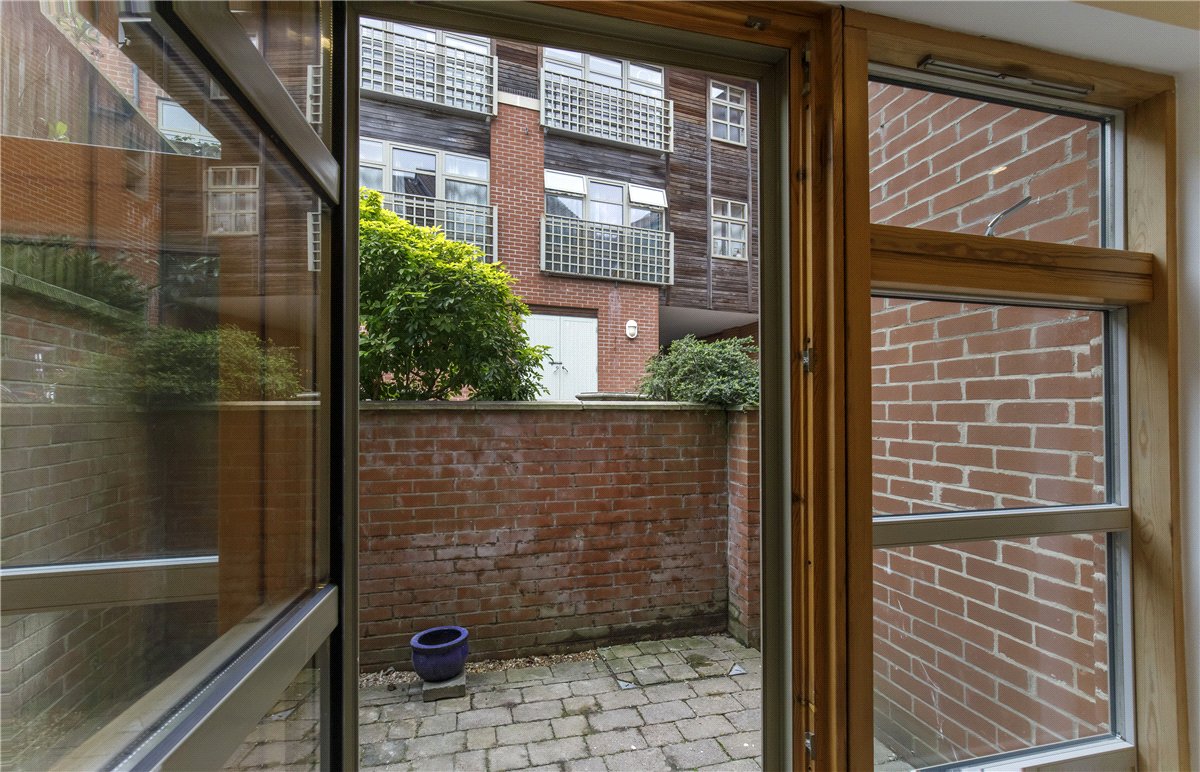 1 bedroom flat, The Courtyard, St. Martins Lane YO1 - Available