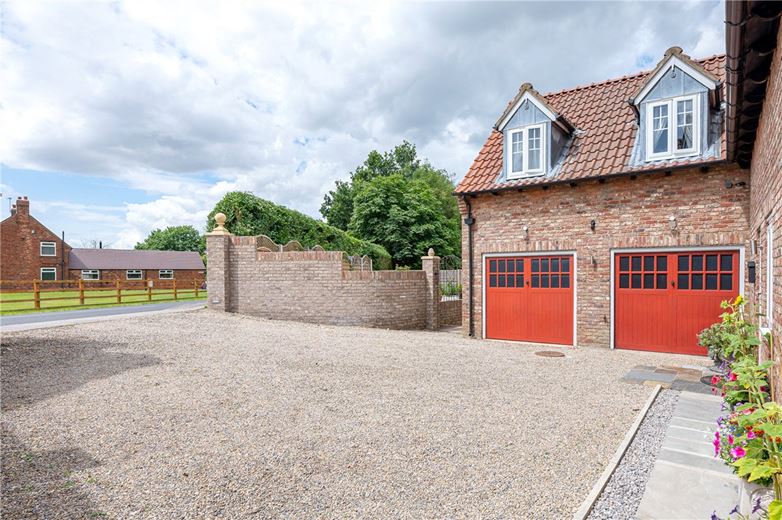 6 bedroom house, Selby Road, Riccall YO19 - Available