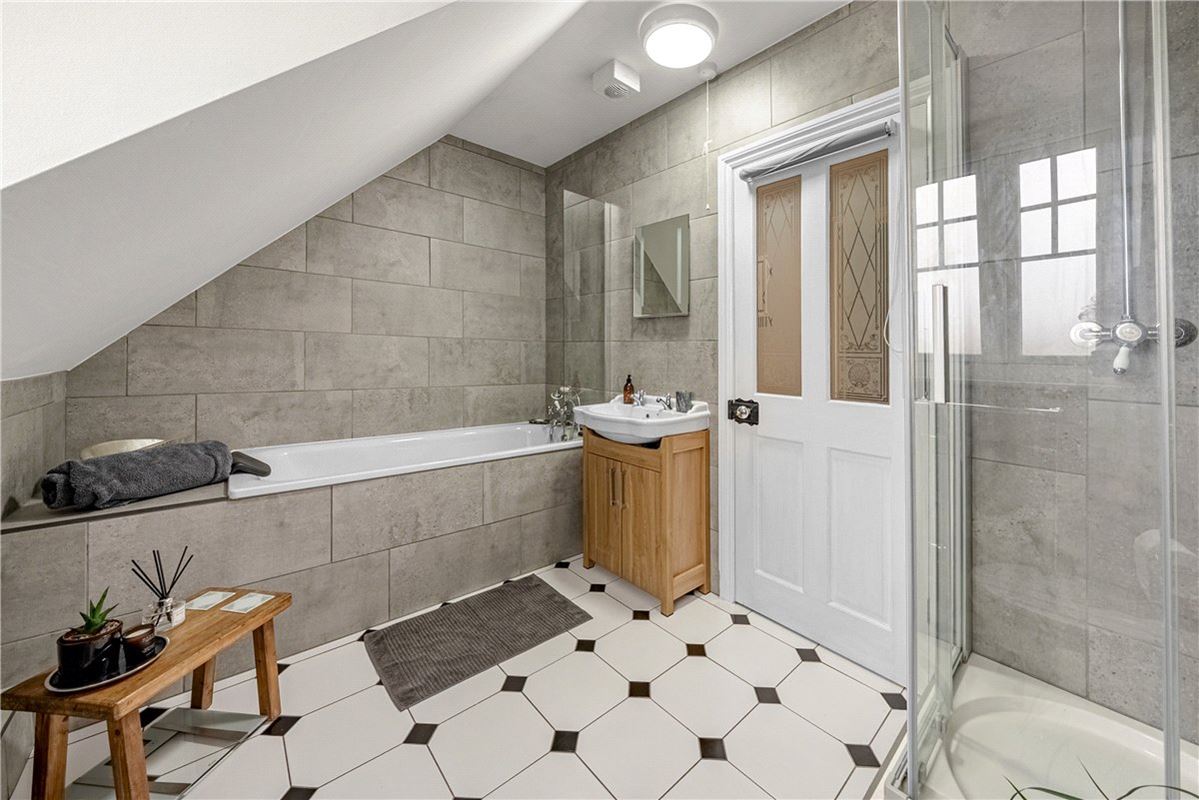 6 bedroom house, Selby Road, Riccall YO19 - Available