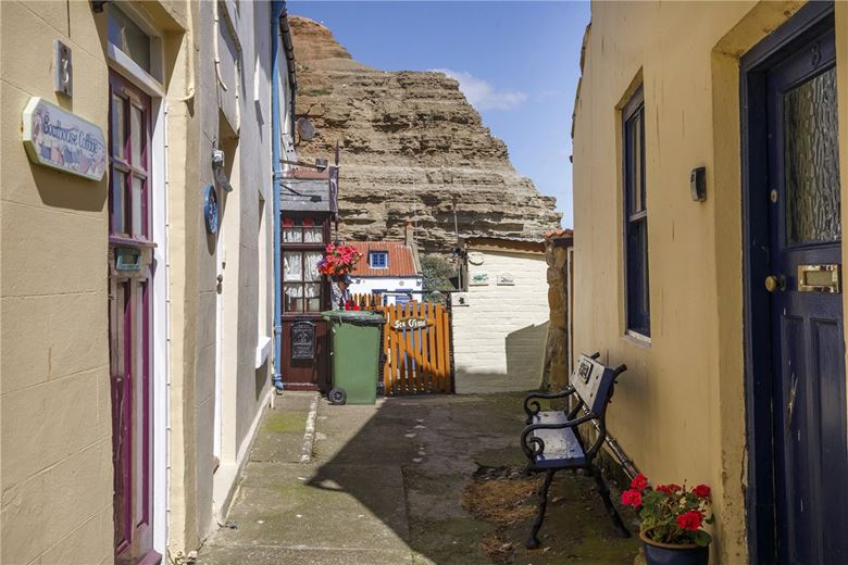 3 bedroom cottage, Boathouse Yard, Staithes TS13 - Available