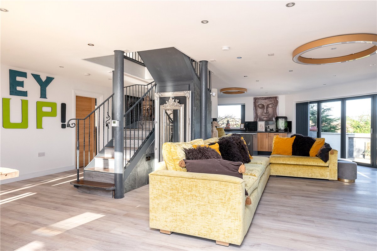 5 bedroom house, East Lea View, Cayton YO11 - Available