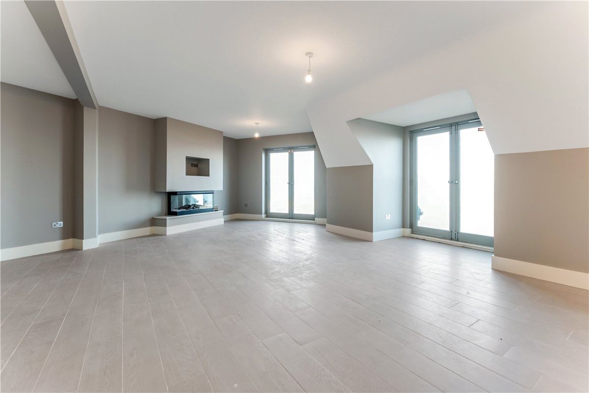 3 bedroom flat, Farne House, 12 Crewe Street NE68 - Available