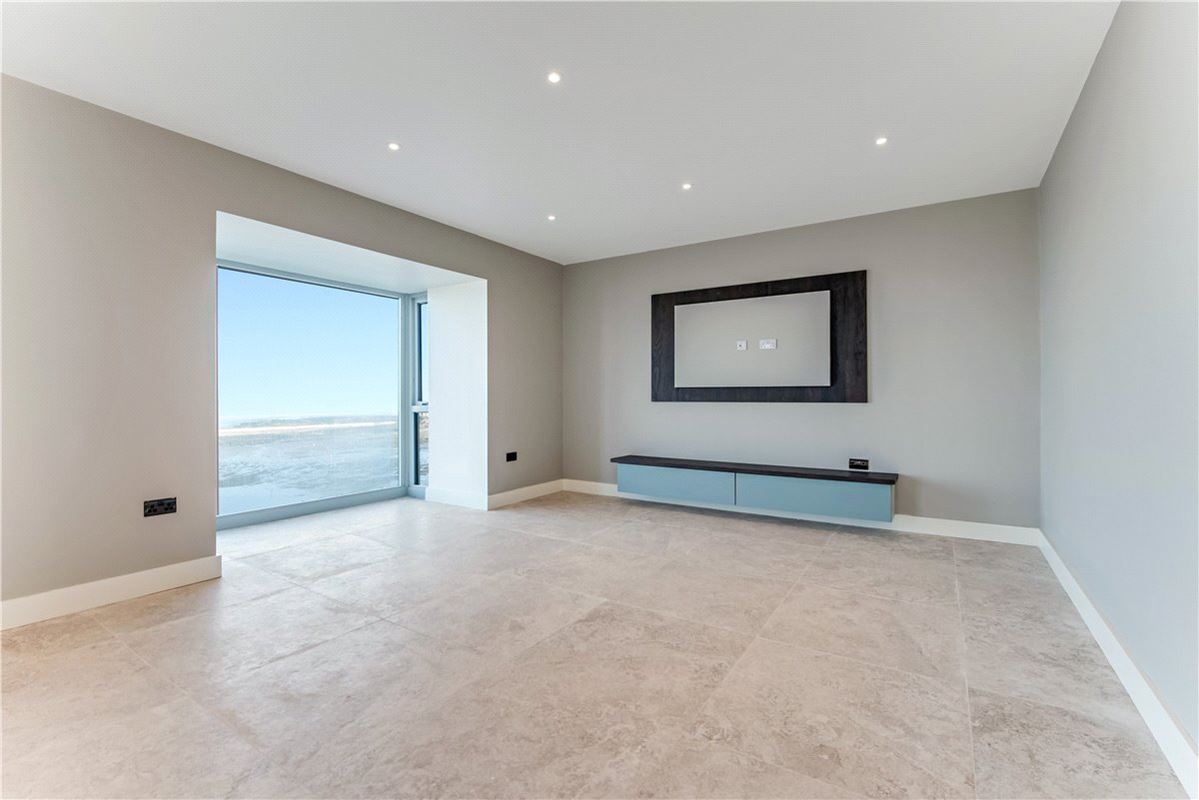 3 bedroom flat, Farne House, 12 Crewe Street NE68 - Available