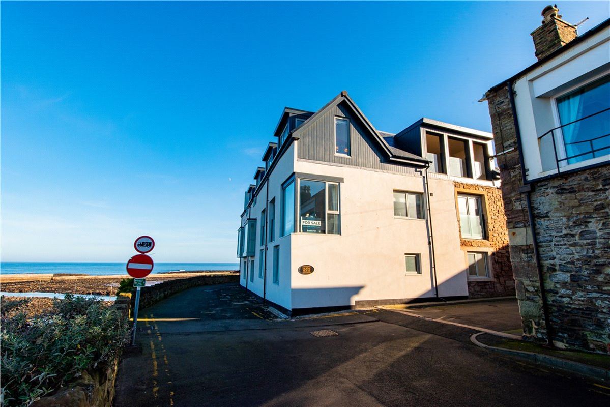 3 bedroom flat, Farne House, 12 Crewe Street NE68 - Available