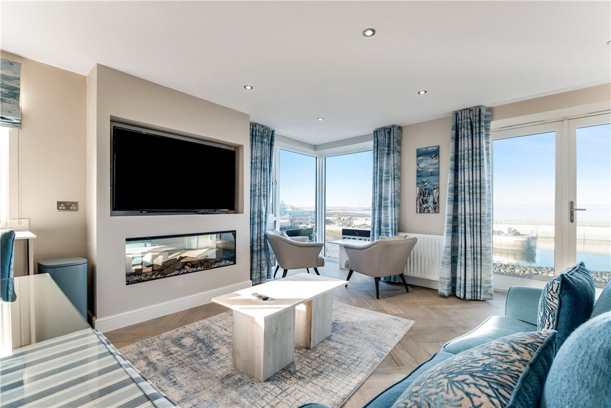 3 bedroom flat, Farne House, 12 Crewe Street NE68 - Available